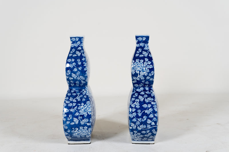 A Gourd Shape Blue & White Vase