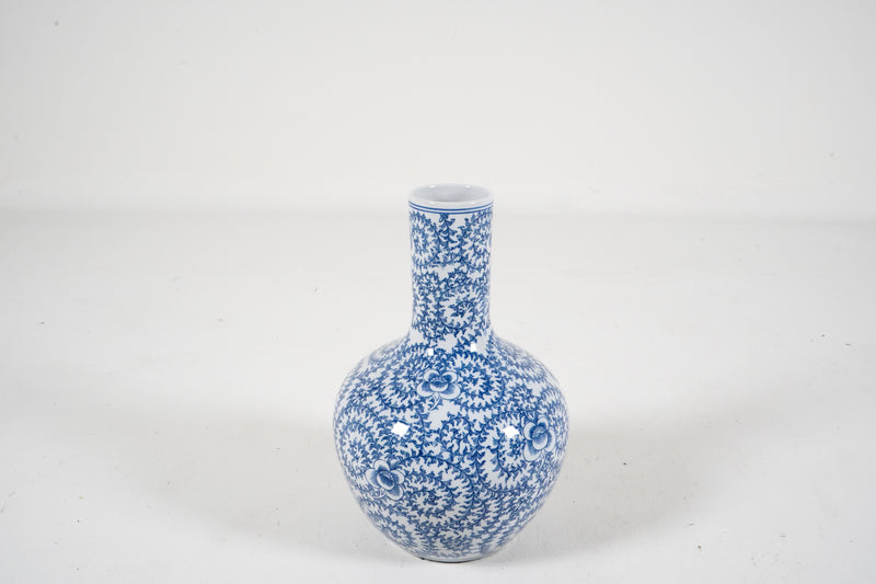 A Blue and White Neck Vase