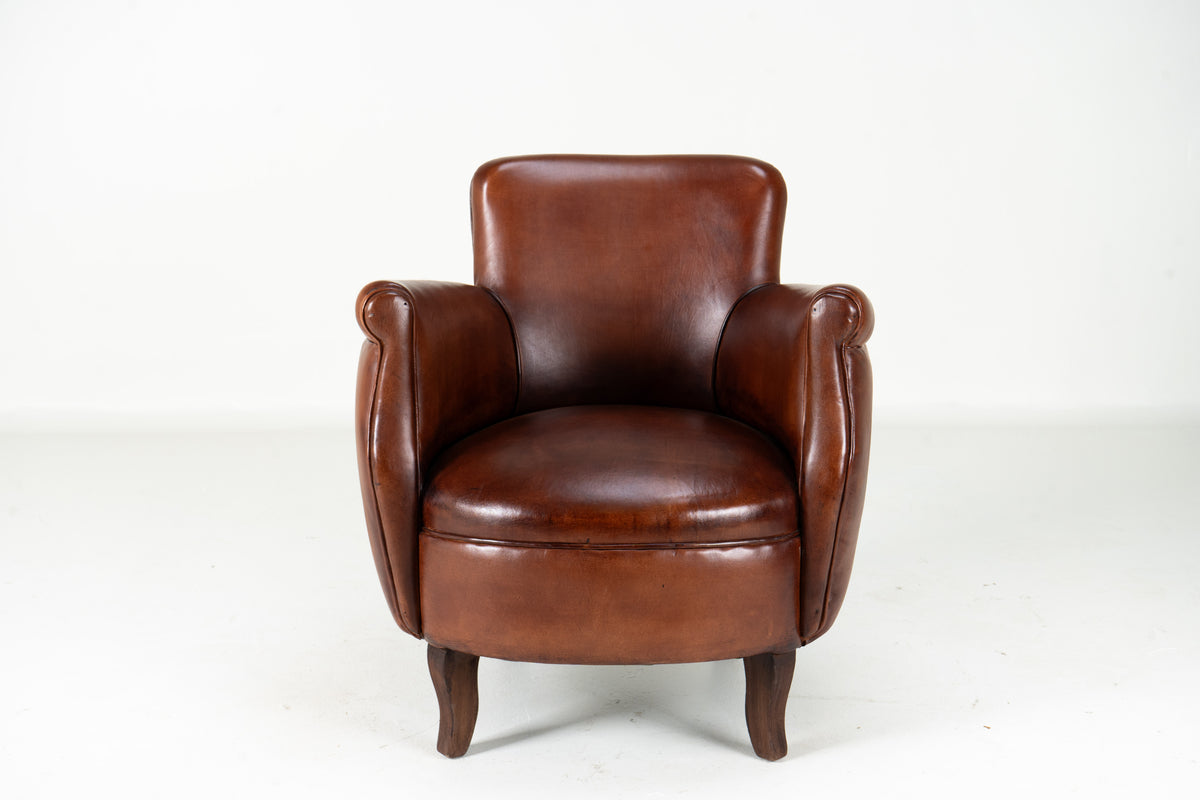 A  Round Little Marquise Leather Chair